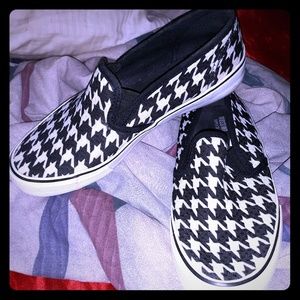 Houndstooth flats